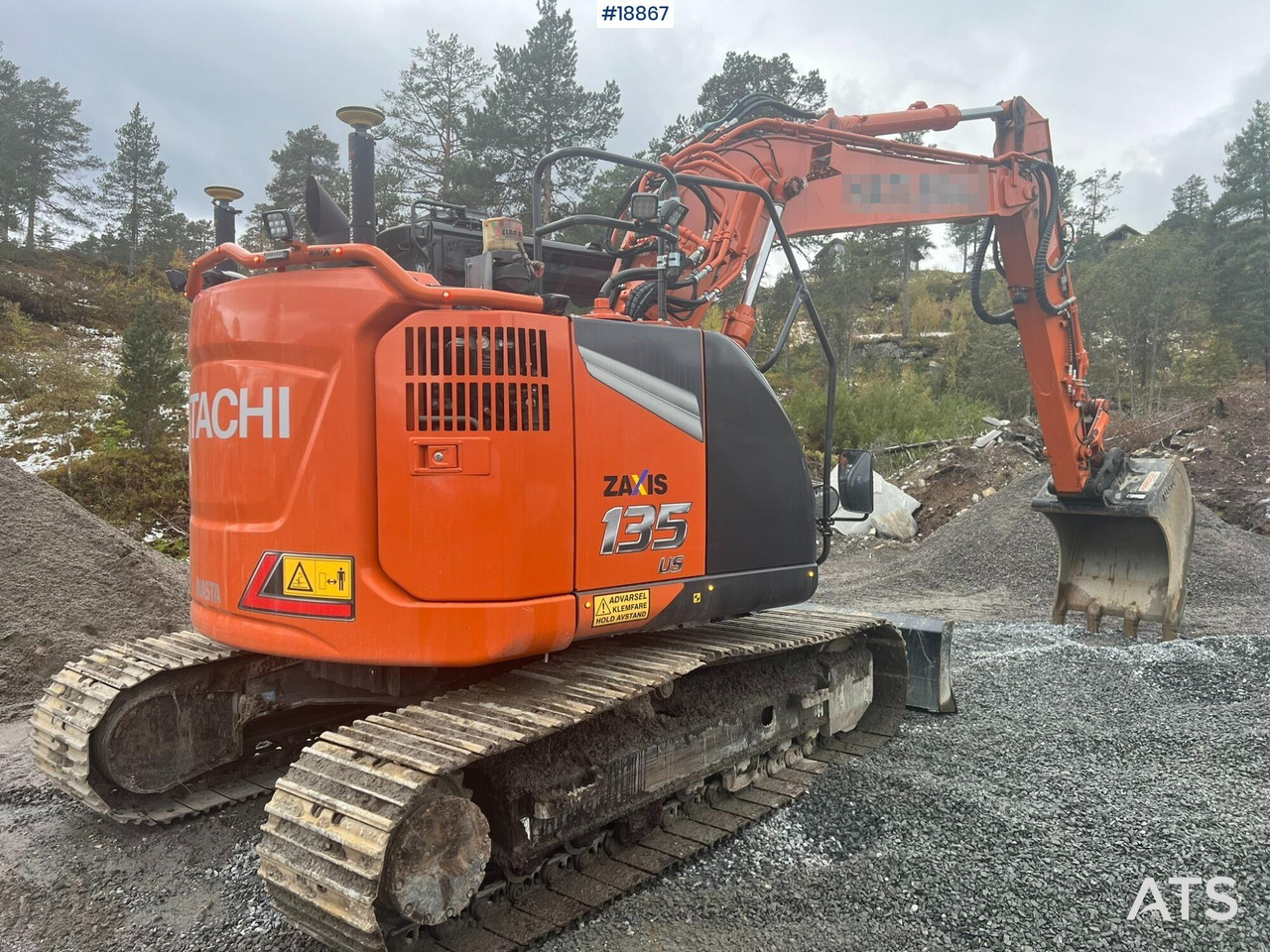 Excavadora Hitachi ZX135 US-7: foto 8