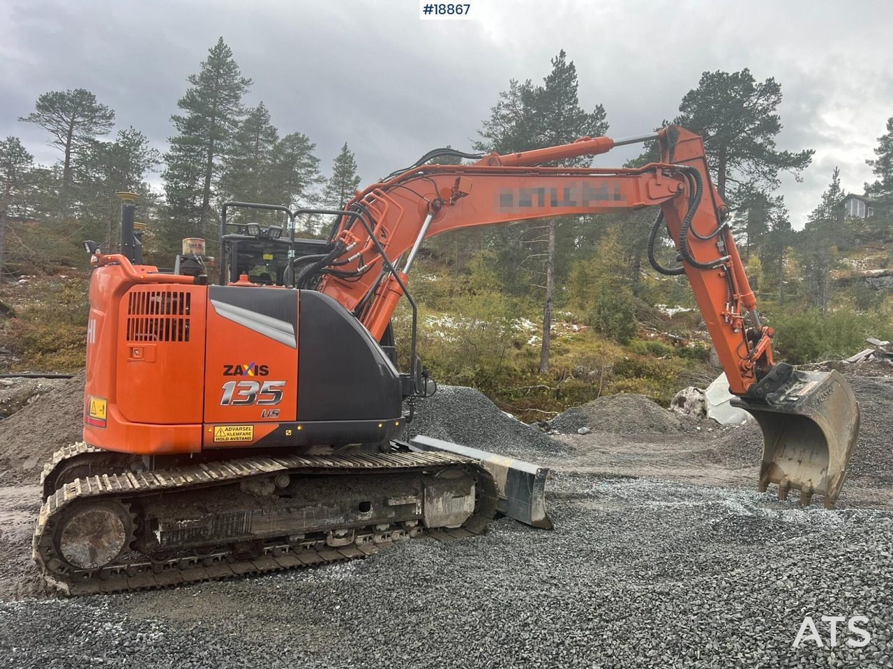 Excavadora Hitachi ZX135 US-7: foto 9