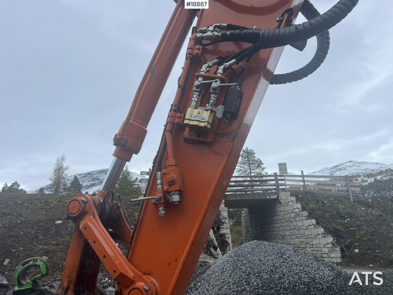 Excavadora Hitachi ZX135 US-7: foto 15