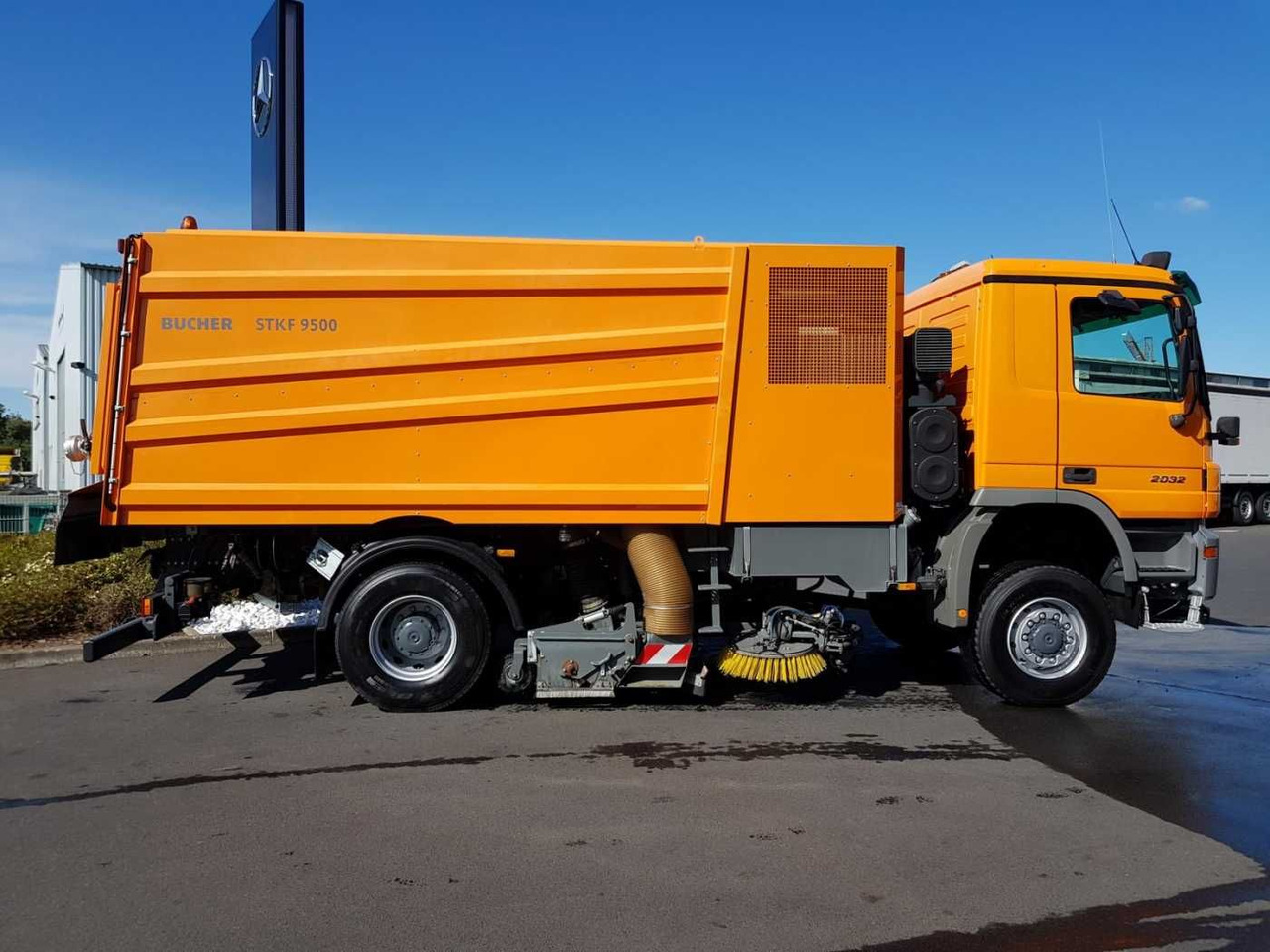 Barredora vial nuevo Mercedes-Benz Actros 2032 A 4x4 Bucher STKF 9500 Airport: foto 6