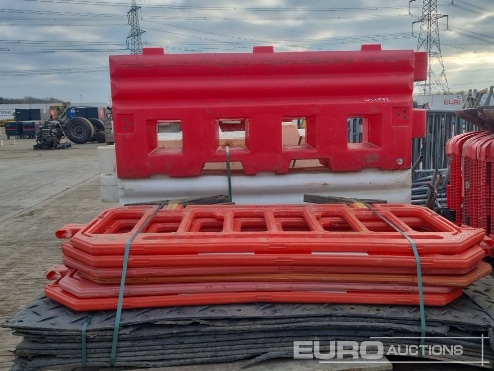 Equipo de construcción Bundle of Plastic Pedestrian Safety Barrier (5 of), Bundle of Metal Pedestrian Barrier (3 of), Bundle of Water Filled Barrier (3 of), Bundle of Plastic Mats: foto 15